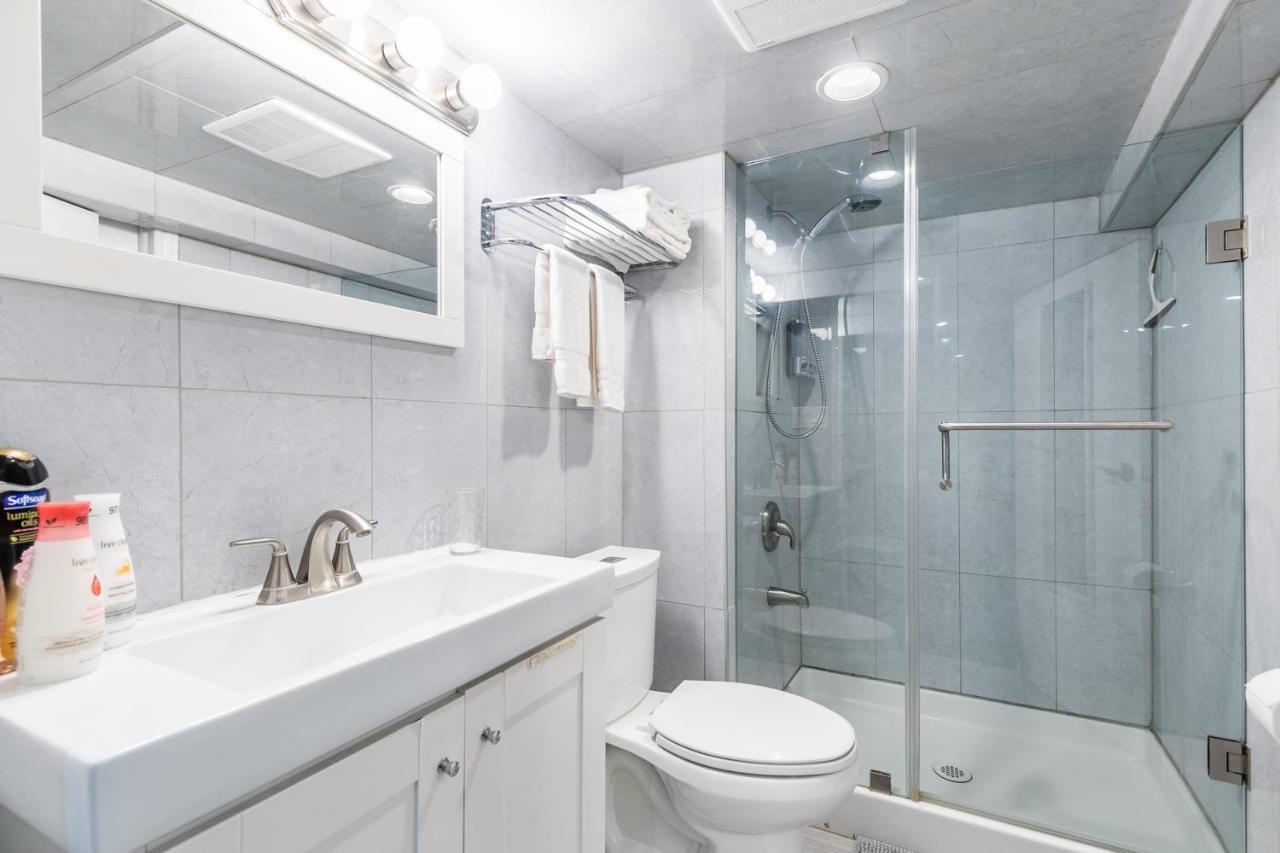 Newly Renovated - Cozy 1Br Apt With Netflix - Prime Location Toronto Bagian luar foto