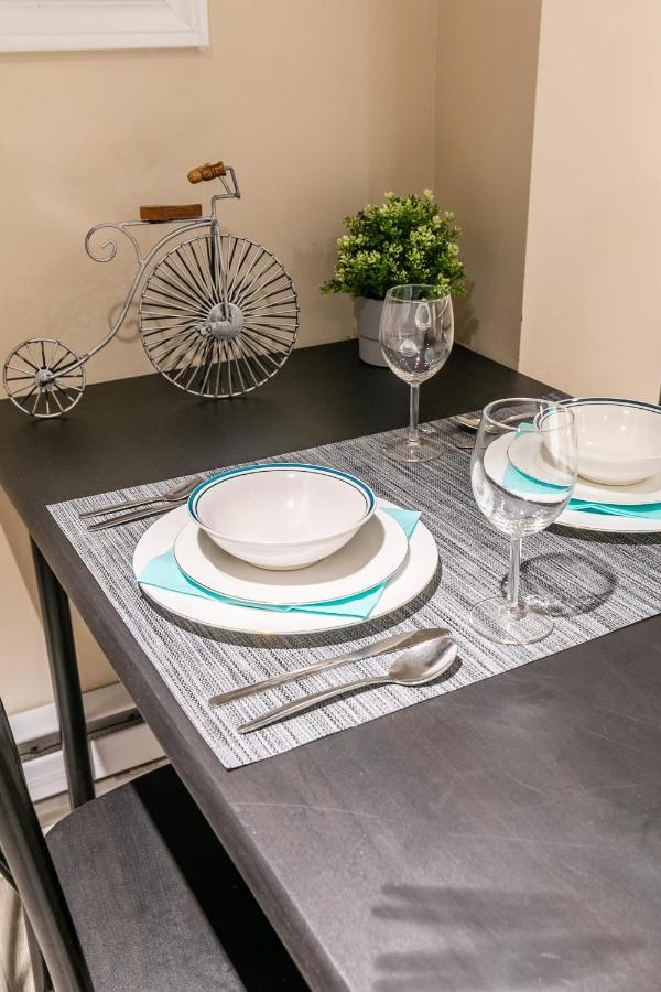 Newly Renovated - Cozy 1Br Apt With Netflix - Prime Location Toronto Bagian luar foto